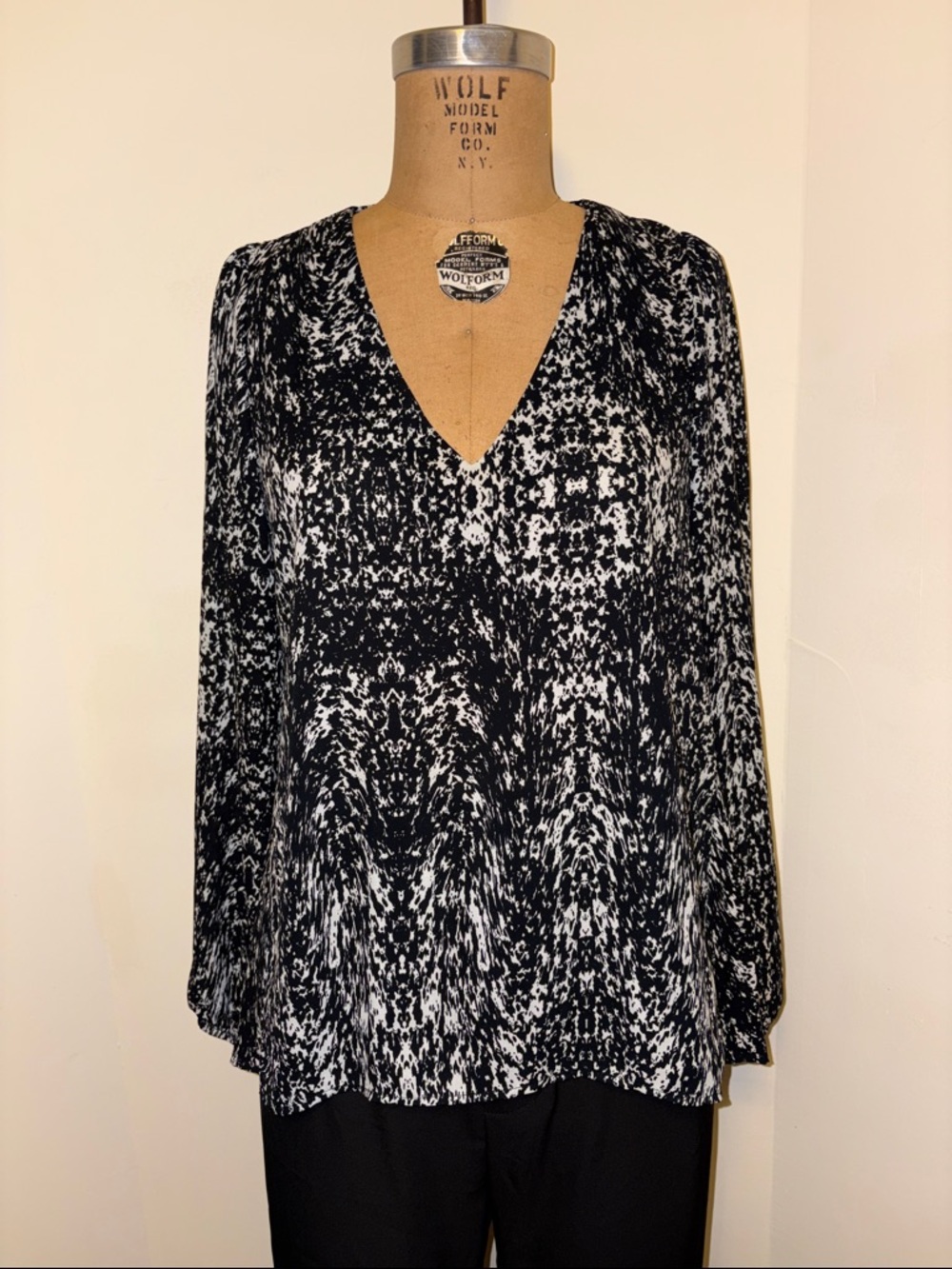 Eight Sixty Black & White V-Neck Long Sleeve Blouse
